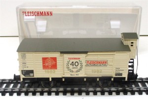 Spur H0 Fleischmann 5806K gedeckter Güterwagen Br.haus 40 Jahre (708H)